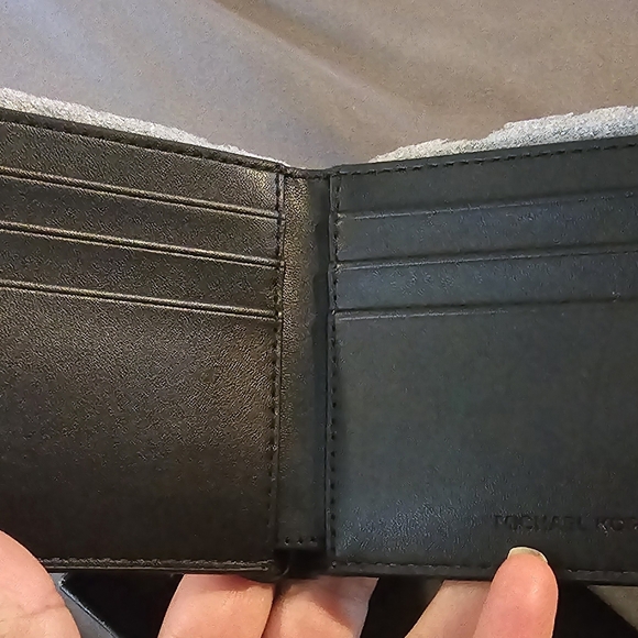 Men's Michael Kors Wallet - Picture 5 of 6